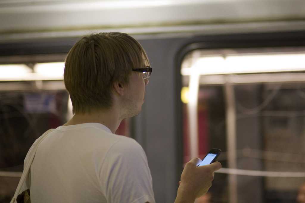 20170110 sf transit user with smartphone