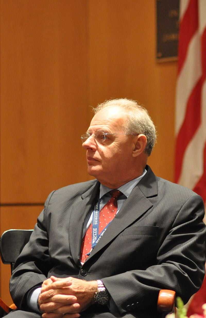 800px howard schmidt