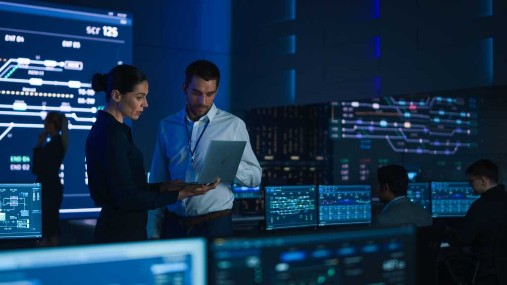 Cybersecurity, Meeting, Man and Woman, Meeting, Serverroom